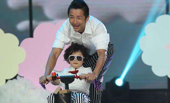 邹市明儿子轩轩又上镜了！网友：你是我最爱的男人！