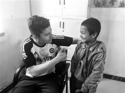 男孩攒35张皱巴巴零钱，请老师帮“买个好点的足球”