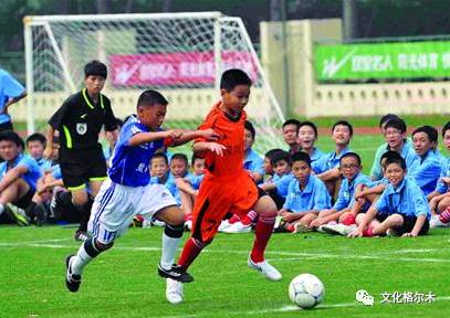 市文体广电局举行“校园足球”捐助仪式