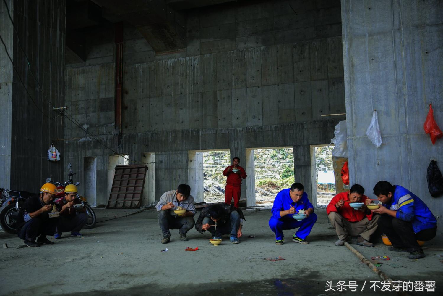 实拍农民工吃晚饭视频大全,农民工中午吃饭视频真实