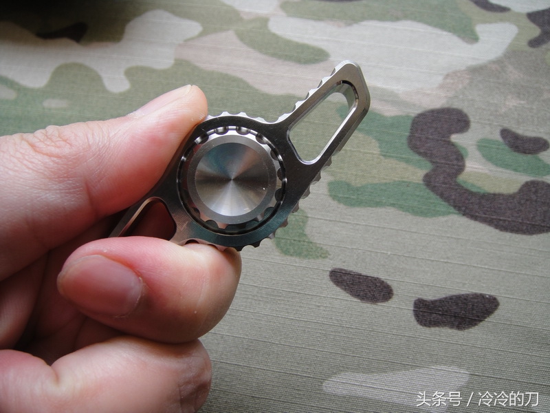 炫彩钛合金指尖陀螺,精致小巧炫酷指尖陀螺