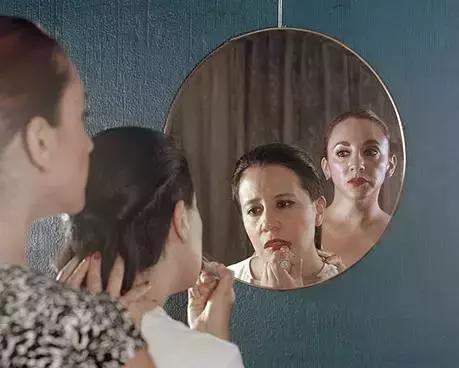 80后女同摄影师深入“诊所”，再现野蛮残暴的性倾向治疗