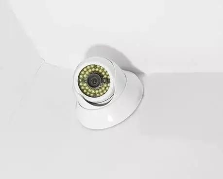 80后女同摄影师深入“诊所”，再现野蛮残暴的性倾向治疗