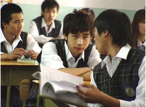 被逼退出音乐组合转战影视圈，娶玉女歌手生娃怒撕前队友