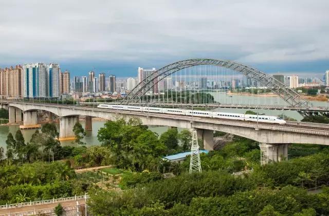 国庆假期南宁车站加开动车13趟,南宁铁路局春运加开火车