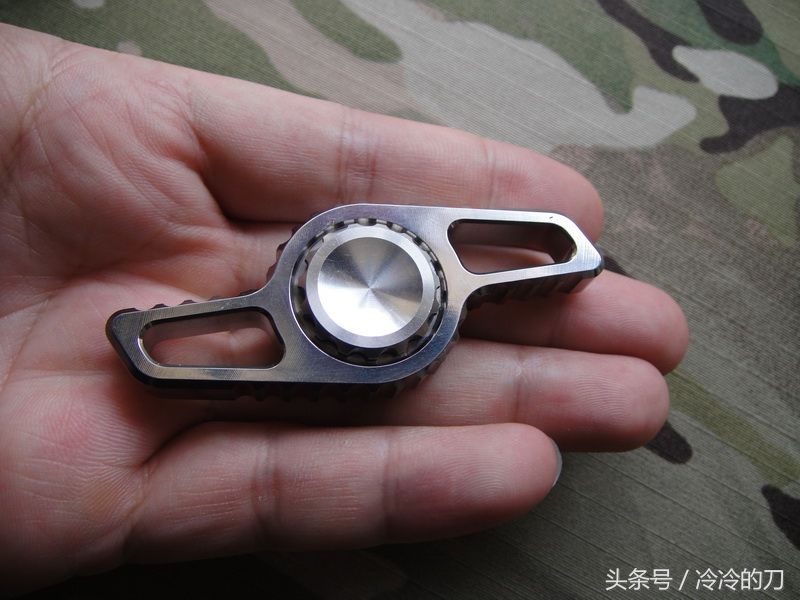 炫彩钛合金指尖陀螺,精致小巧炫酷指尖陀螺