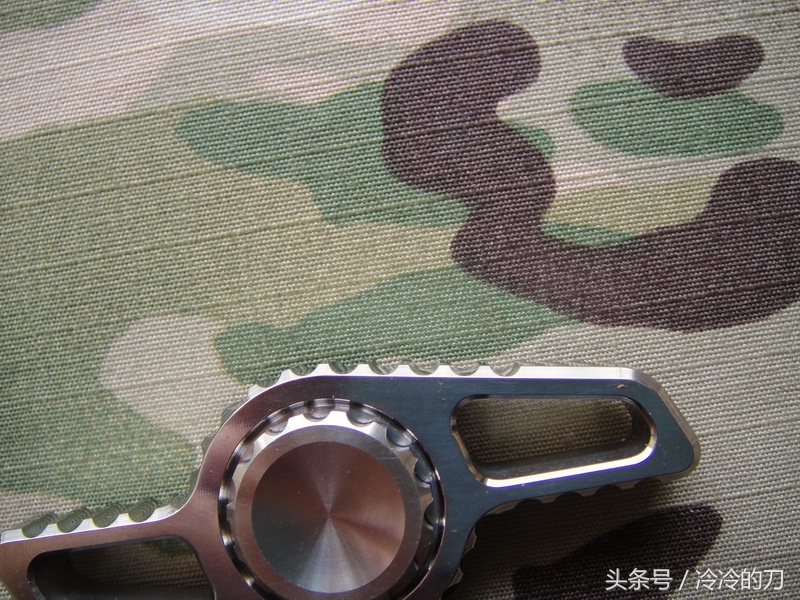 炫彩钛合金指尖陀螺,精致小巧炫酷指尖陀螺