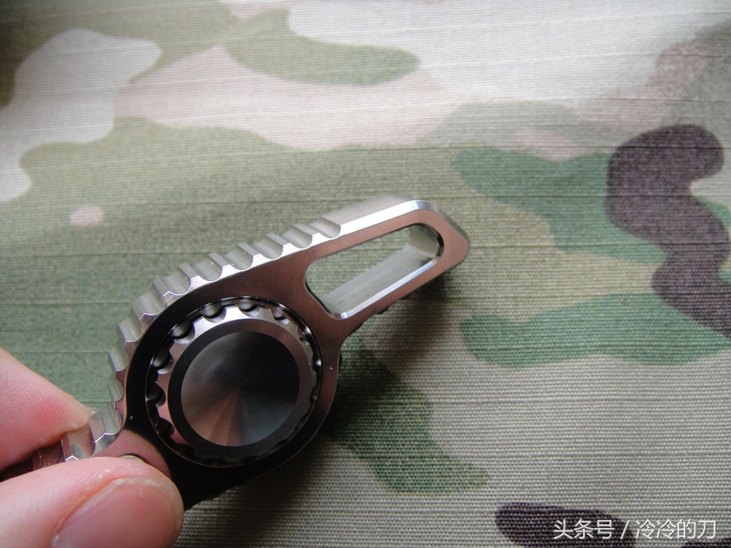 炫彩钛合金指尖陀螺,精致小巧炫酷指尖陀螺