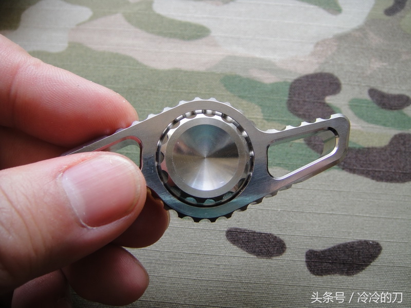 炫彩钛合金指尖陀螺,精致小巧炫酷指尖陀螺