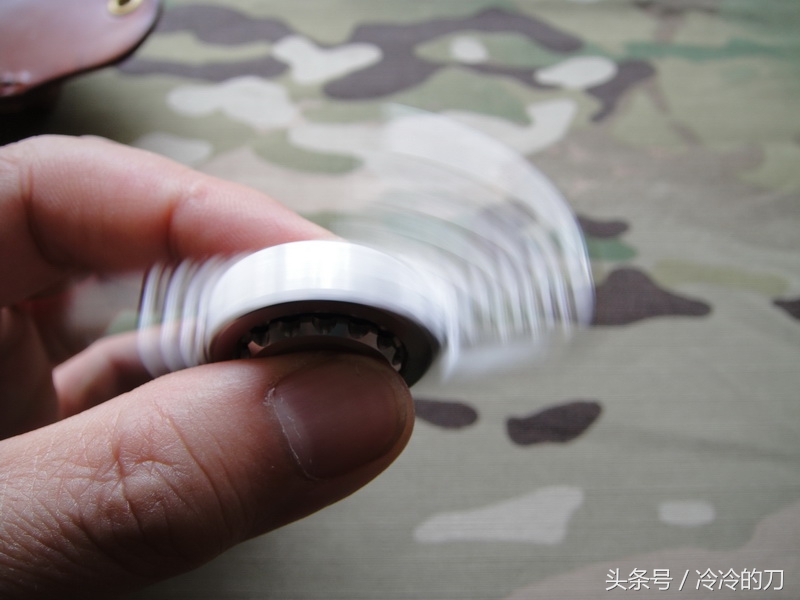 炫彩钛合金指尖陀螺,精致小巧炫酷指尖陀螺