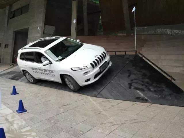 2017jeep自由光内饰功能,2017款jeep自由光可以播放视频