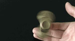 十个孩子八个玩，指尖陀螺为什么这么火？