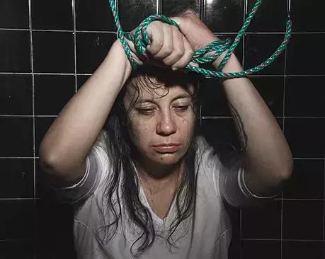 80后女同摄影师深入“诊所”，再现野蛮残暴的性倾向治疗