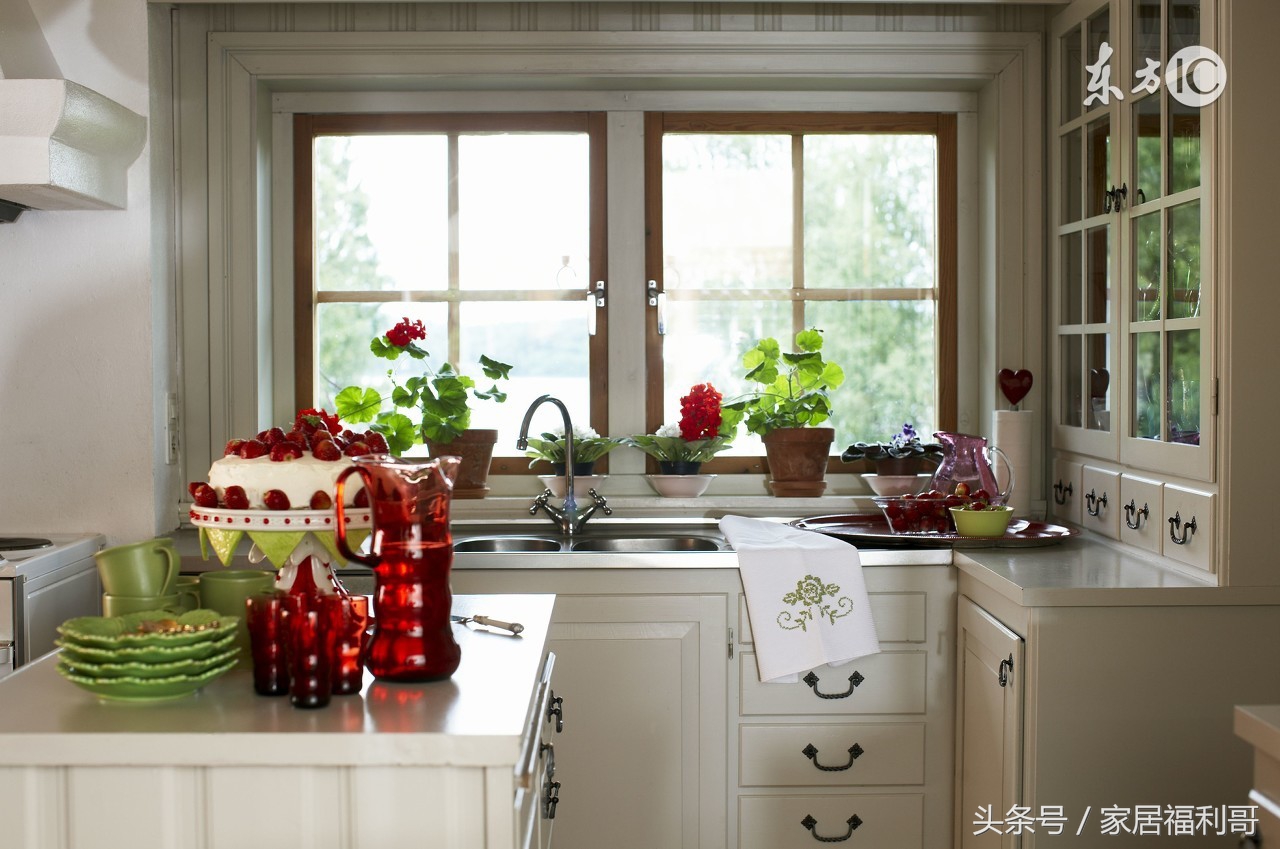 往水泥墙上用白色涂料,往石灰墙上喷碱水墙会坏吗