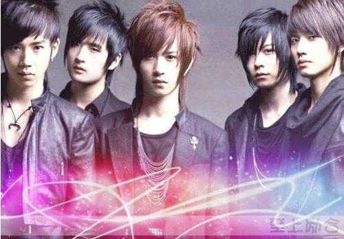 被逼退出音乐组合转战影视圈，娶玉女歌手生娃怒撕前队友