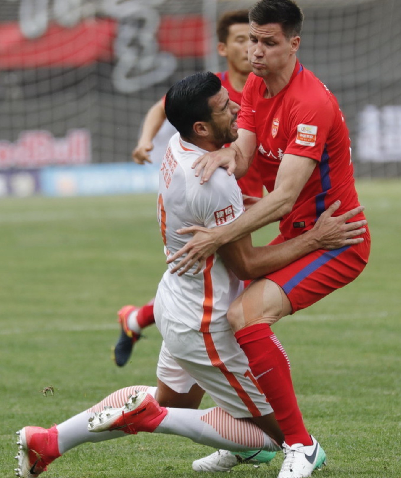 1人神勇+好运气助鲁能战平延边，2短板谁来解决？