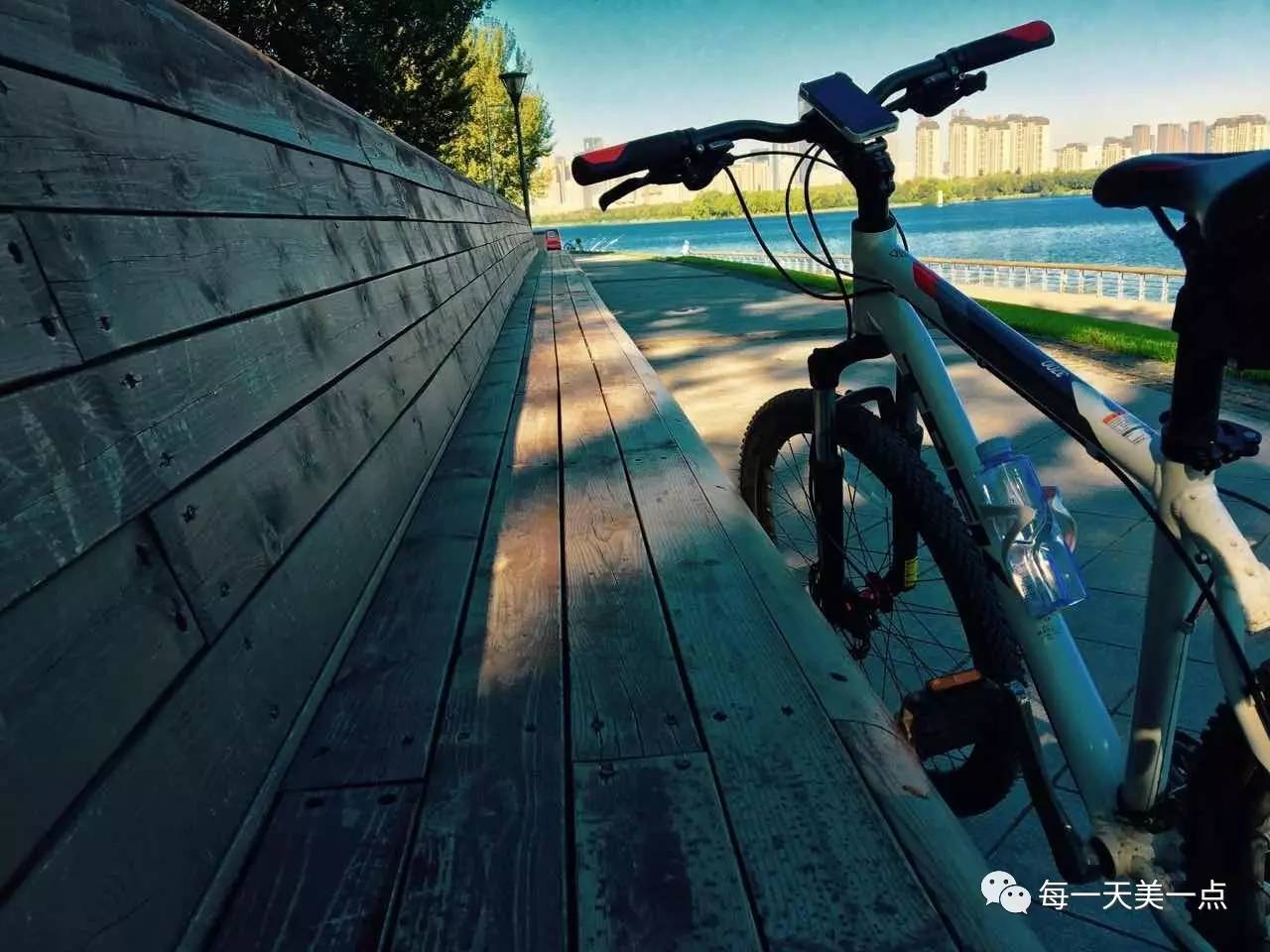 沈阳浑河边骑行夜景,浑河漫步道自行车