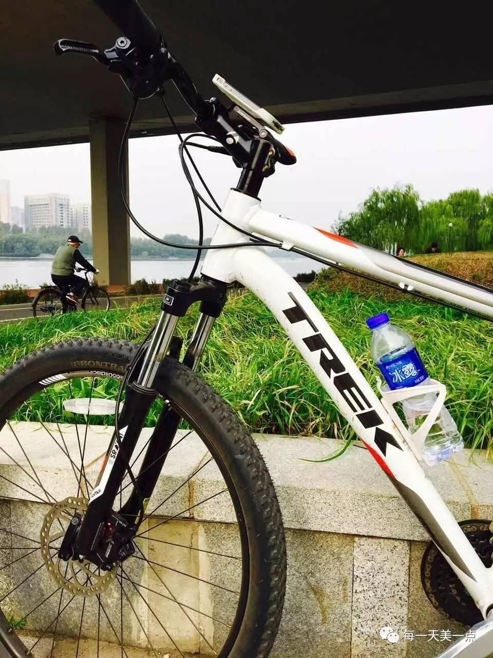 沈阳浑河边骑行夜景,浑河漫步道自行车