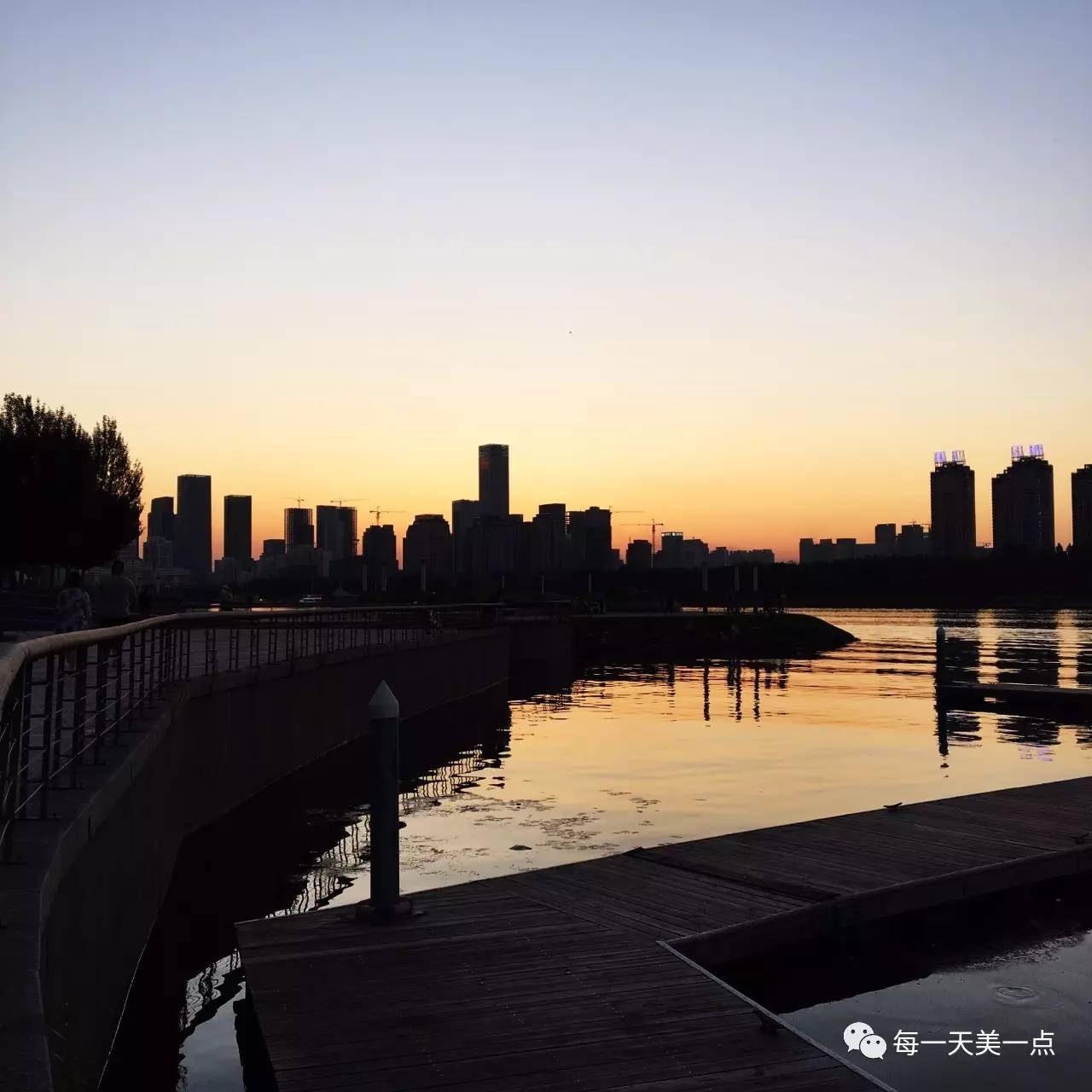 沈阳浑河边骑行夜景,浑河漫步道自行车