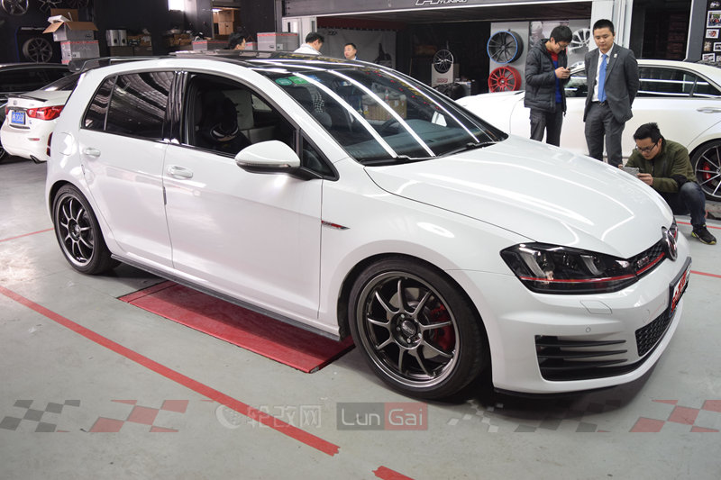 高尔夫7gti改18轮毂,高尔夫7gti改装外观案例