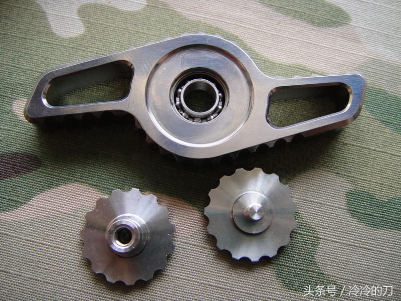 炫彩钛合金指尖陀螺,精致小巧炫酷指尖陀螺