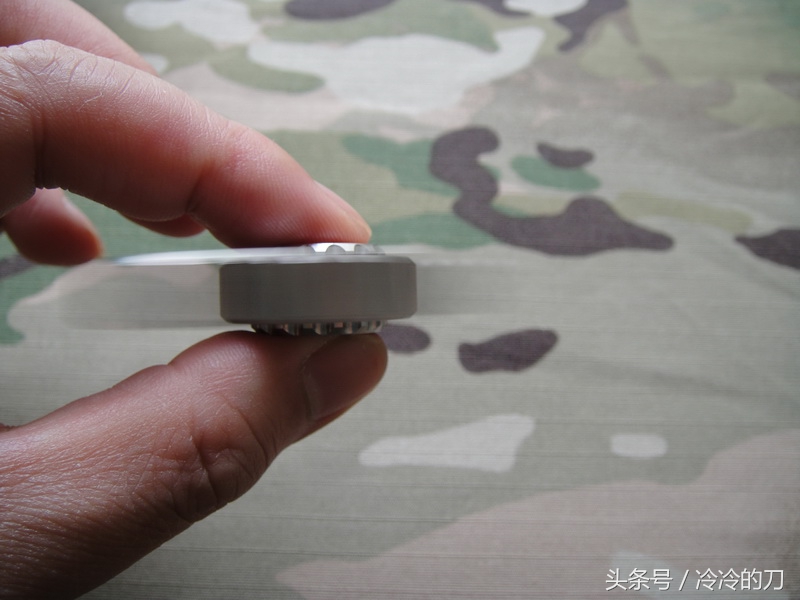 炫彩钛合金指尖陀螺,精致小巧炫酷指尖陀螺