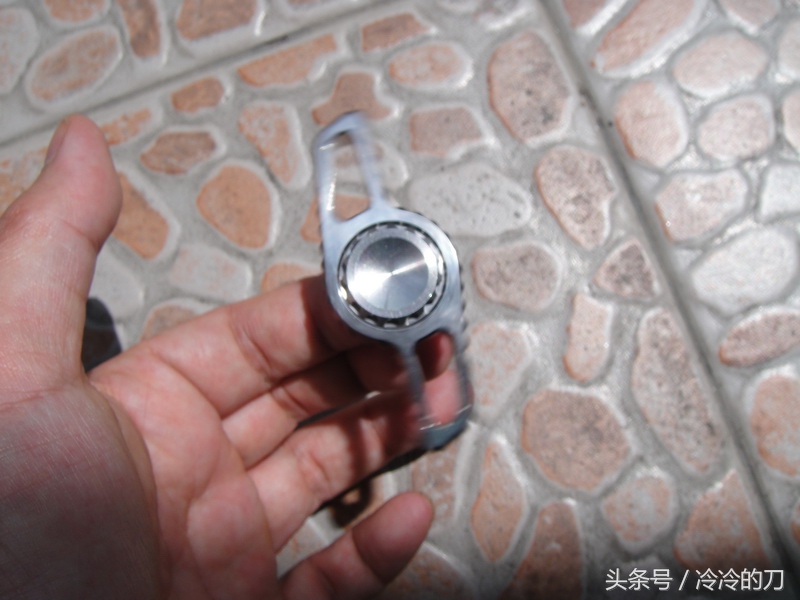 炫彩钛合金指尖陀螺,精致小巧炫酷指尖陀螺