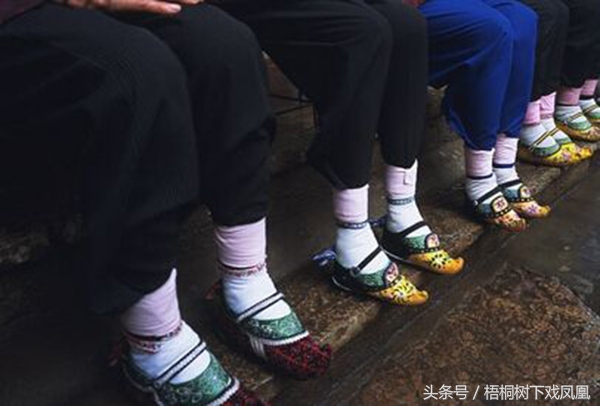 古人穿的鞋子为什么总是翘起来,为什么古人鞋尖翘起