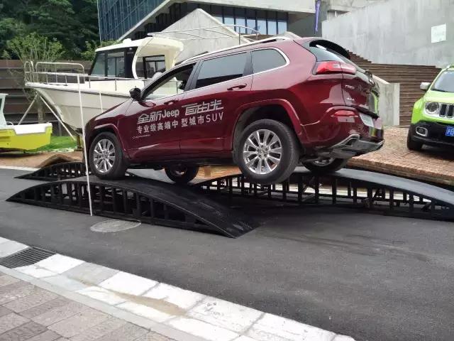 2017jeep自由光内饰功能,2017款jeep自由光可以播放视频