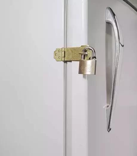 80后女同摄影师深入“诊所”，再现野蛮残暴的性倾向治疗