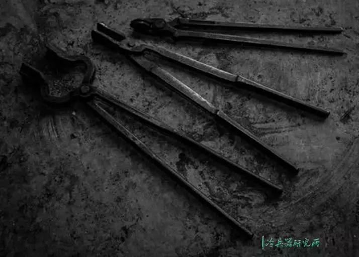 最好的刀匠纯手工打造刀,顶级刀匠锻造刀全过程