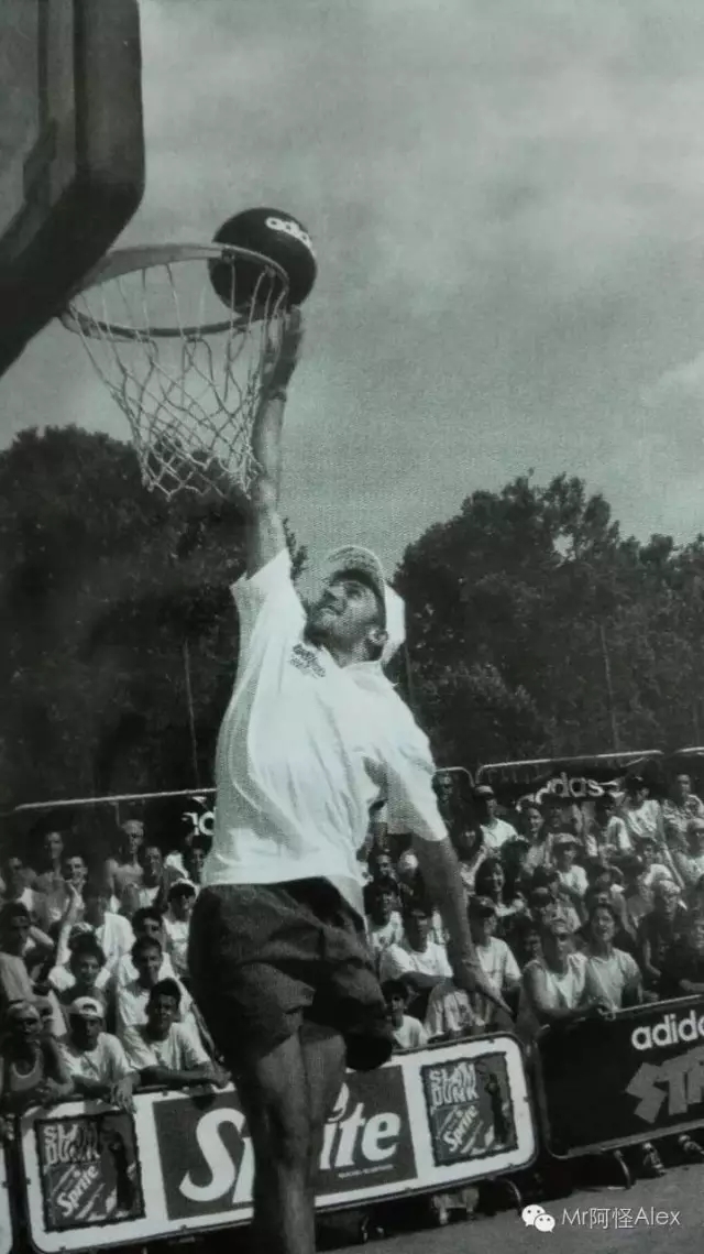 他是公认的足球巨星，却对篮球情有独钟~并且还到了一定境界呢~
