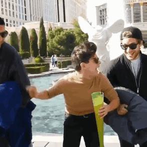 儿子等待父母回来过年,儿子还没几天就要回家探亲