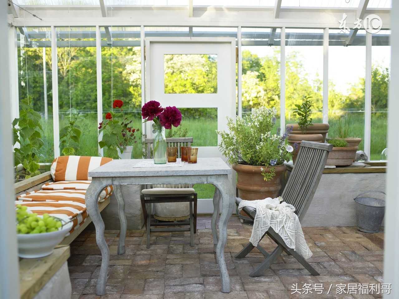 往水泥墙上用白色涂料,往石灰墙上喷碱水墙会坏吗