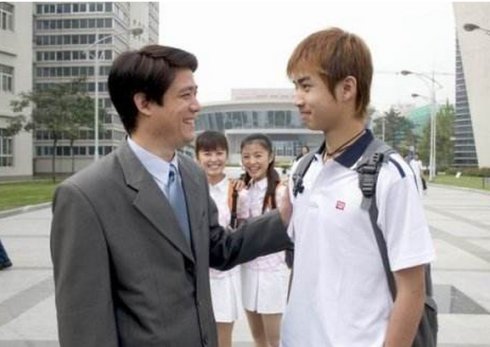 被逼退出音乐组合转战影视圈，娶玉女歌手生娃怒撕前队友