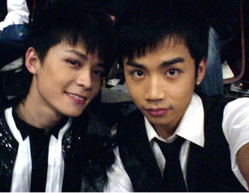 被逼退出音乐组合转战影视圈，娶玉女歌手生娃怒撕前队友