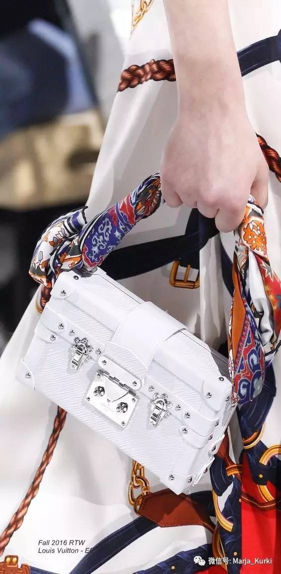 丝巾如何修复包带,丝巾护包的正确方法