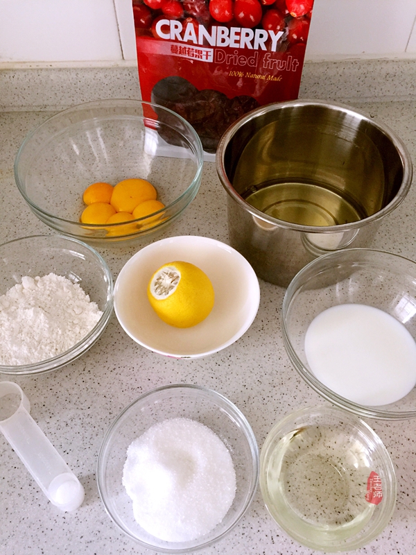 首次学做的蛋卷，特为孙女送上的儿童节礼物—曼越莓干蛋糕卷