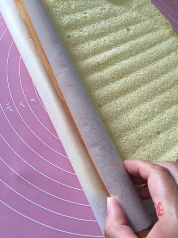 首次学做的蛋卷，特为孙女送上的儿童节礼物—曼越莓干蛋糕卷