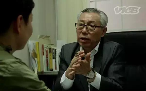 日本女记者品尝即将失传的屎酒！到最后还是吐了！