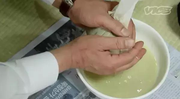 日本女记者品尝即将失传的屎酒！到最后还是吐了！