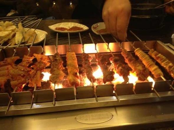 烧烤小摊挣钱吗,烧烤店怎么三个月赚100万