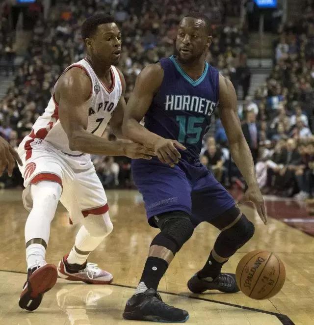 运球跑的正确手型和姿势,正确的运球方法是用手指还是手掌