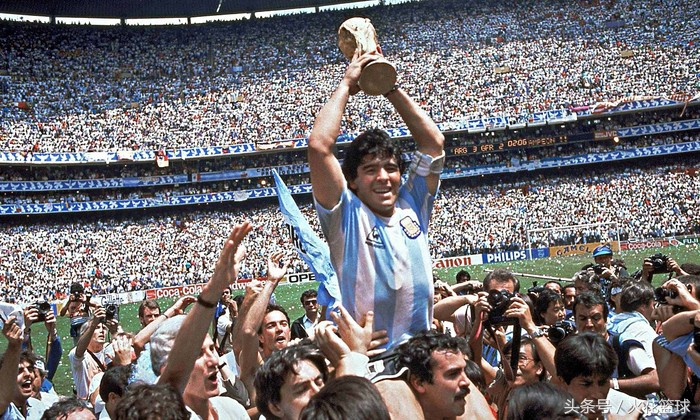 马拉多纳真实生活照,57岁马拉多纳与小女友