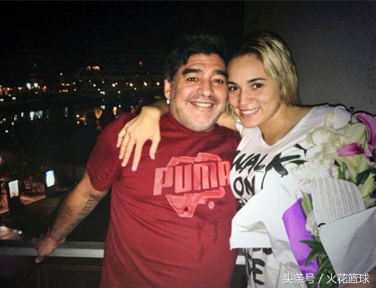 马拉多纳真实生活照,57岁马拉多纳与小女友