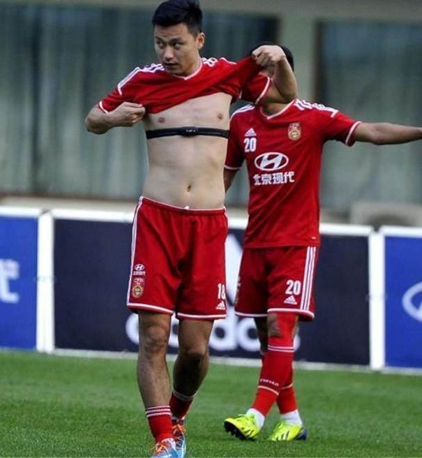 国足最新的球员身材图片,国足球员的肚子