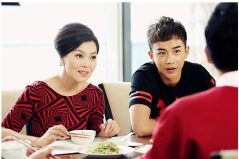 被逼退出音乐组合转战影视圈，娶玉女歌手生娃怒撕前队友