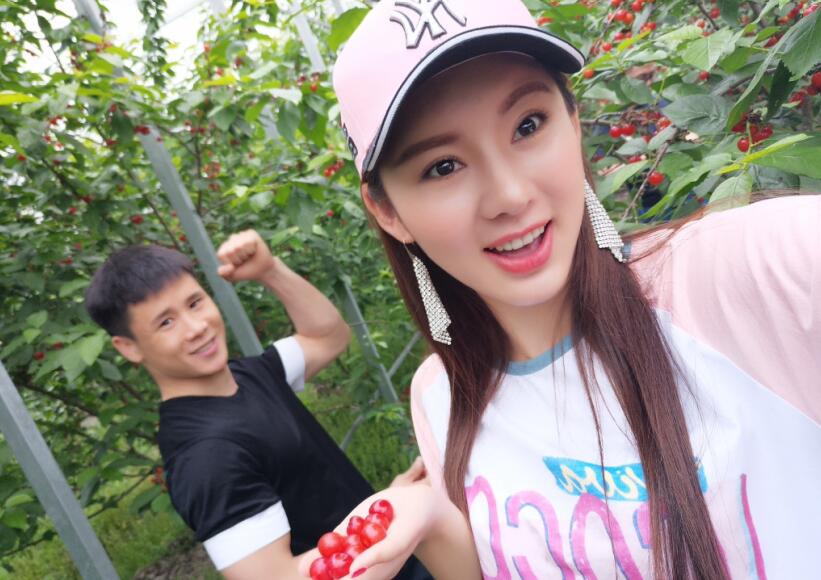 最美举牌女郎和一龙邱建良黑人拳王亲密合影，拳迷：你到底喜欢谁