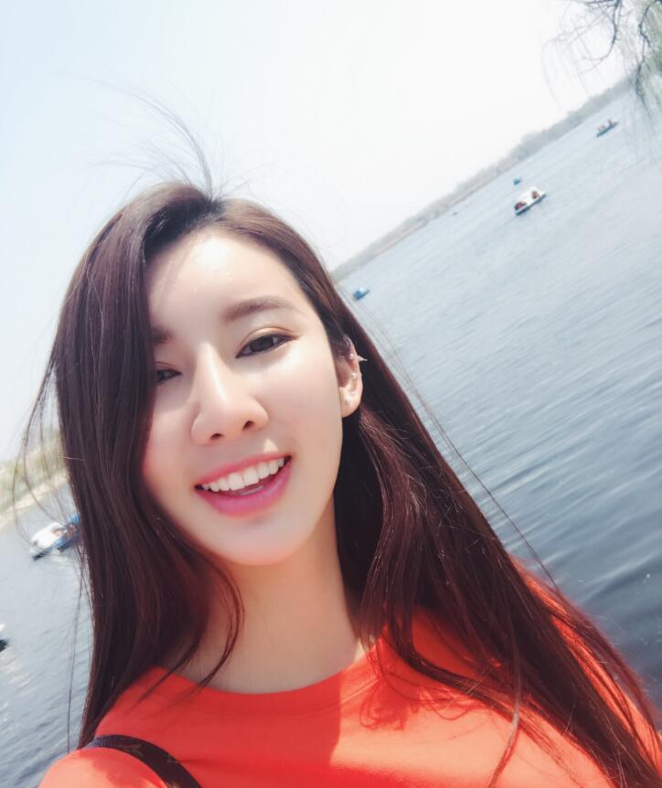 最美举牌女郎和一龙邱建良黑人拳王亲密合影，拳迷：你到底喜欢谁