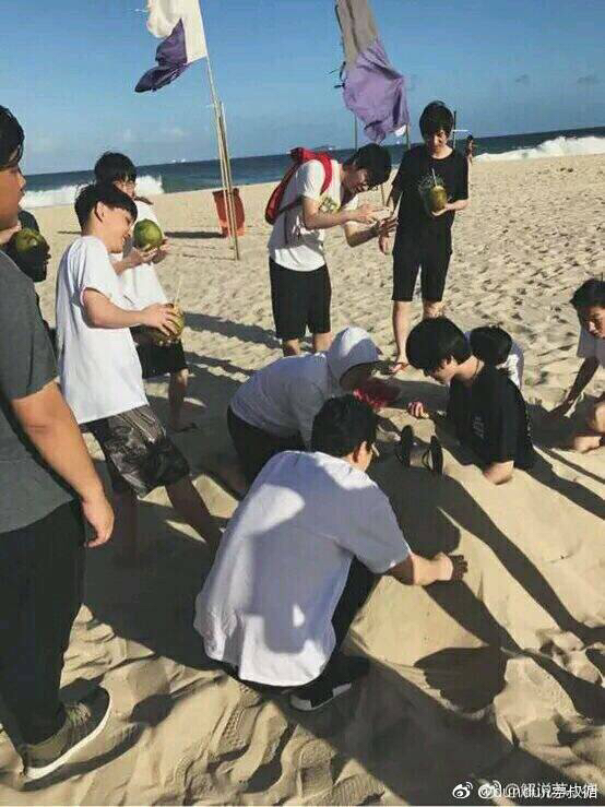 比赛前还不忘录节目LOL季中赛为何惨败？